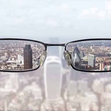 Ciudad a través de gafas