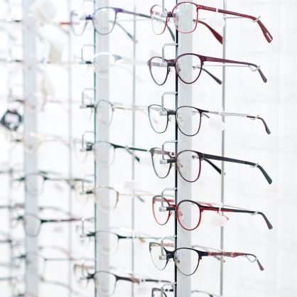 Soporte lleno de gafas